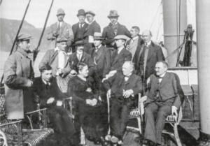 Jernbanekomiteen på synfaring i 1920. Framme midt i biletet, som einaste kvinne, Aco. (Foto er utlånt av Borge Otterlei)